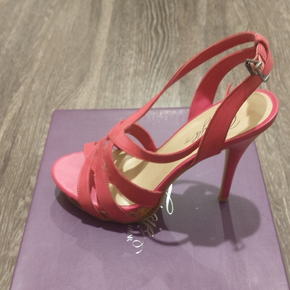 Women's size 9 fushia pink by Fergie - Picture 2 of 4